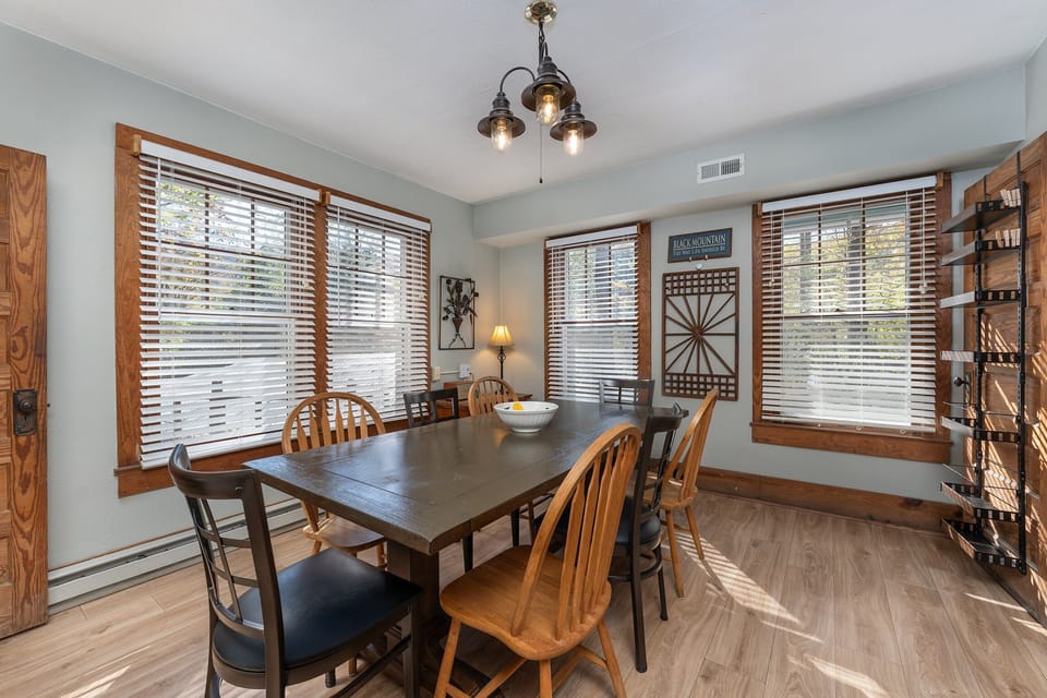 Dining area with seating for 8 and island pass-through seating for 2