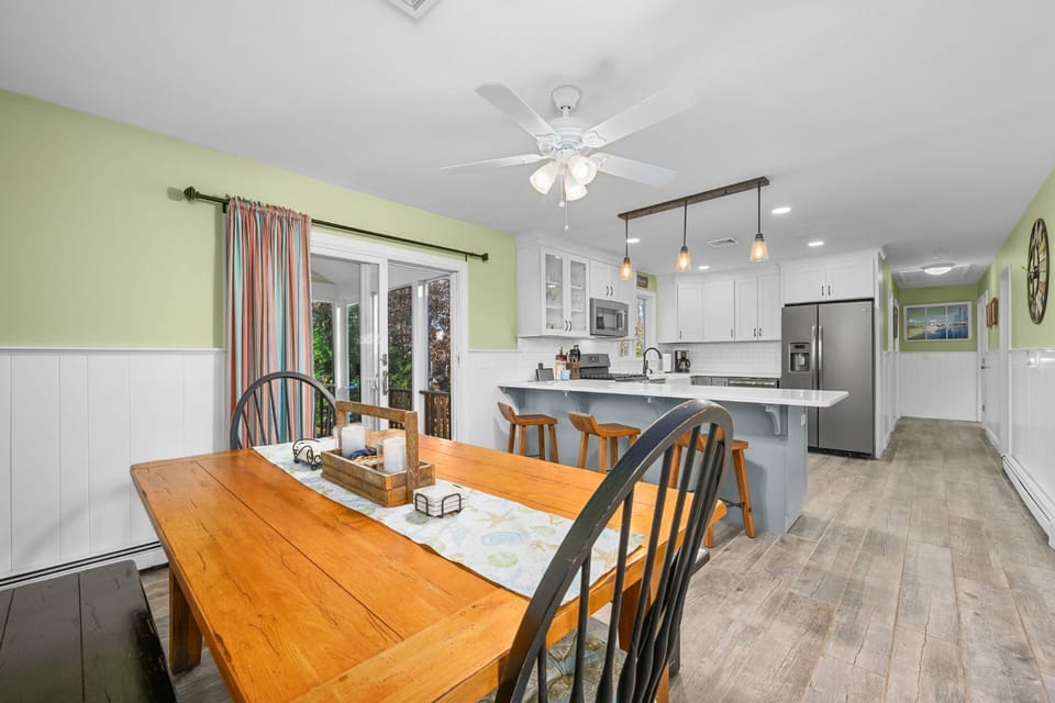 Dining area with a clear view of the fully equipped kitchen