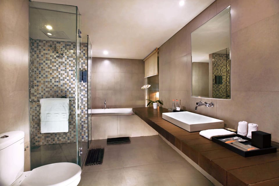 Suite | Bathroom | Free toiletries, hair dryer, towels