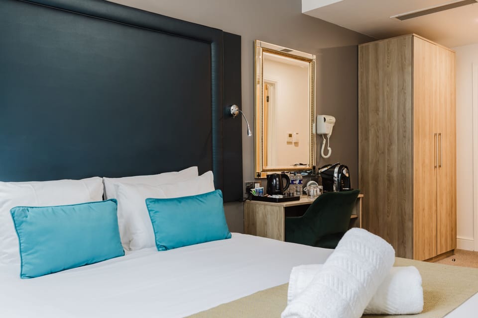Superior Double Room, Ensuite | In-room safe, desk, iron/ironing board, free WiFi