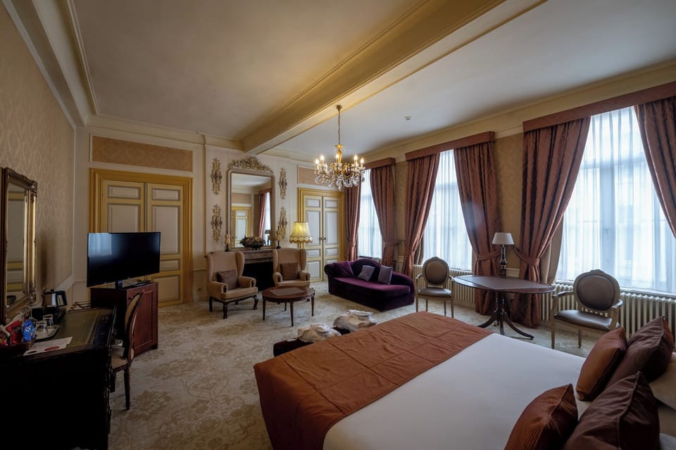 Junior Suite, 1 Bedroom | Premium bedding, minibar, in-room safe, desk
