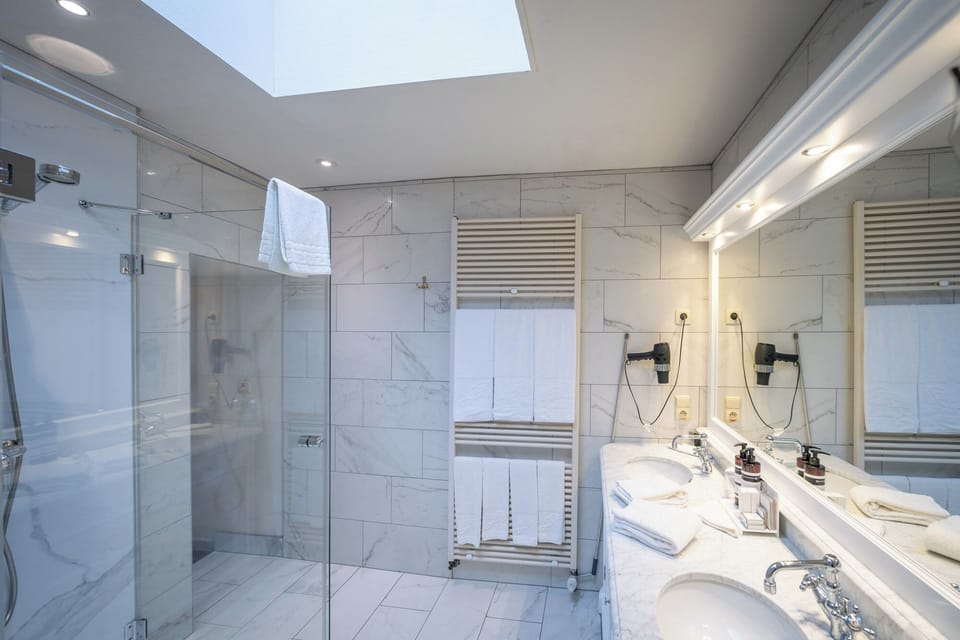 Junior Suite (Triple) | Bathroom | Free toiletries, hair dryer, towels, soap