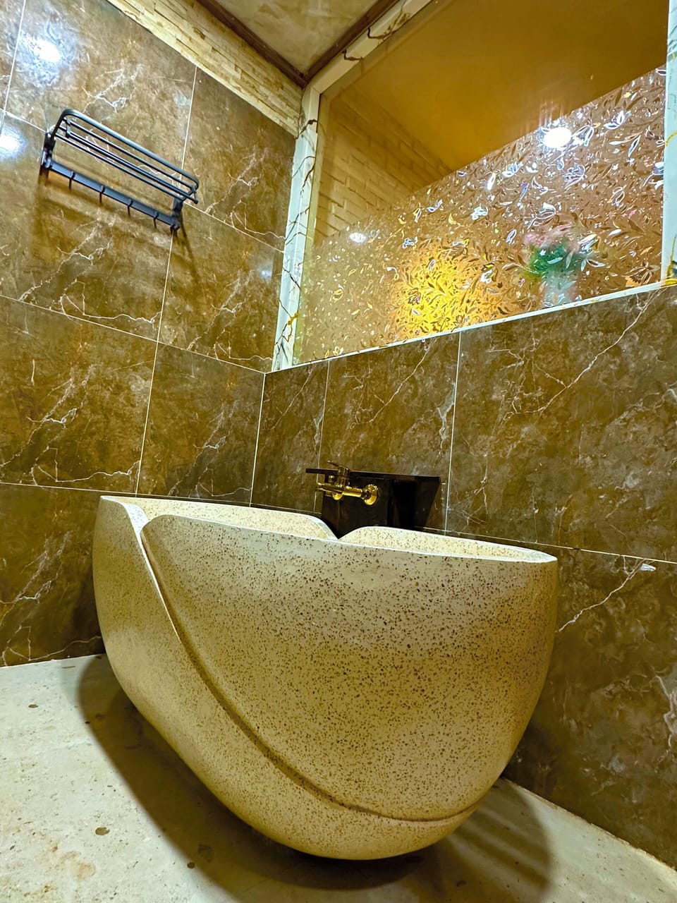 Shower, hair dryer, slippers, bidet