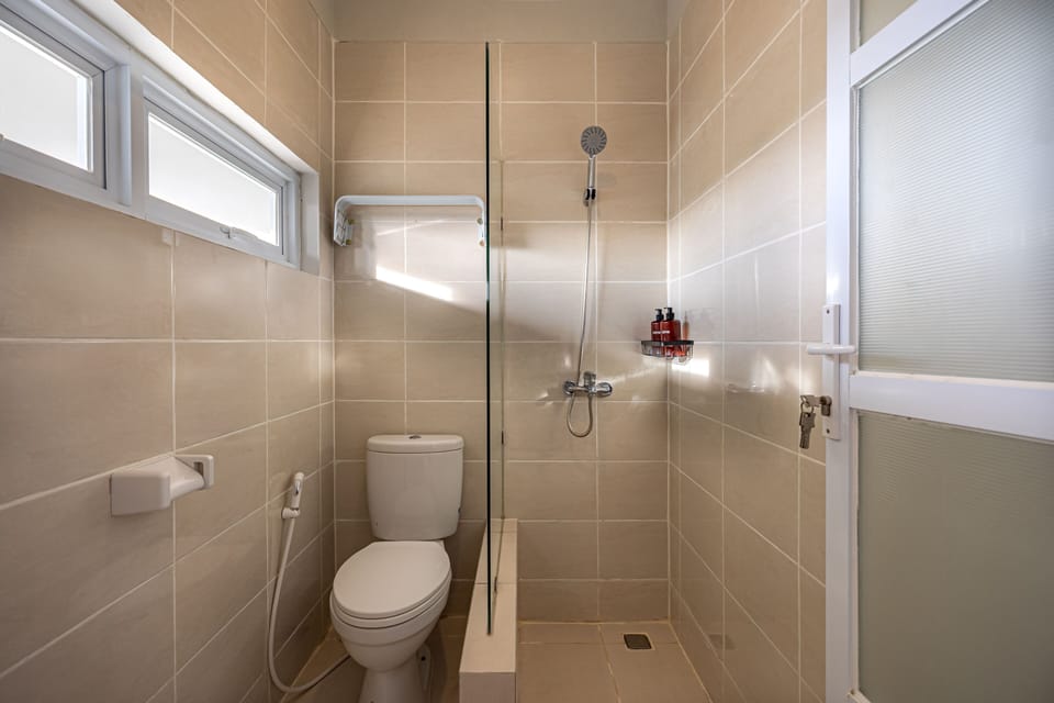 Premium Room, 1 Queen Bed | Bathroom