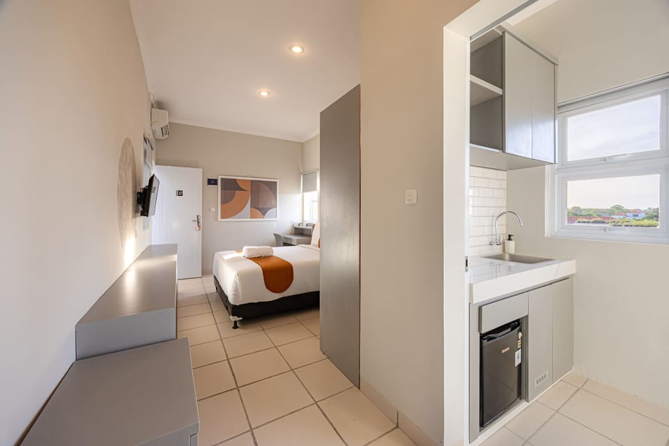 Premium Room, 1 Queen Bed | Free WiFi, bed sheets