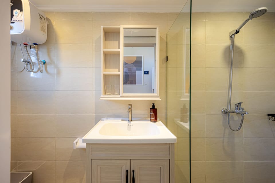 Deluxe Room, Mezzanine | Bathroom