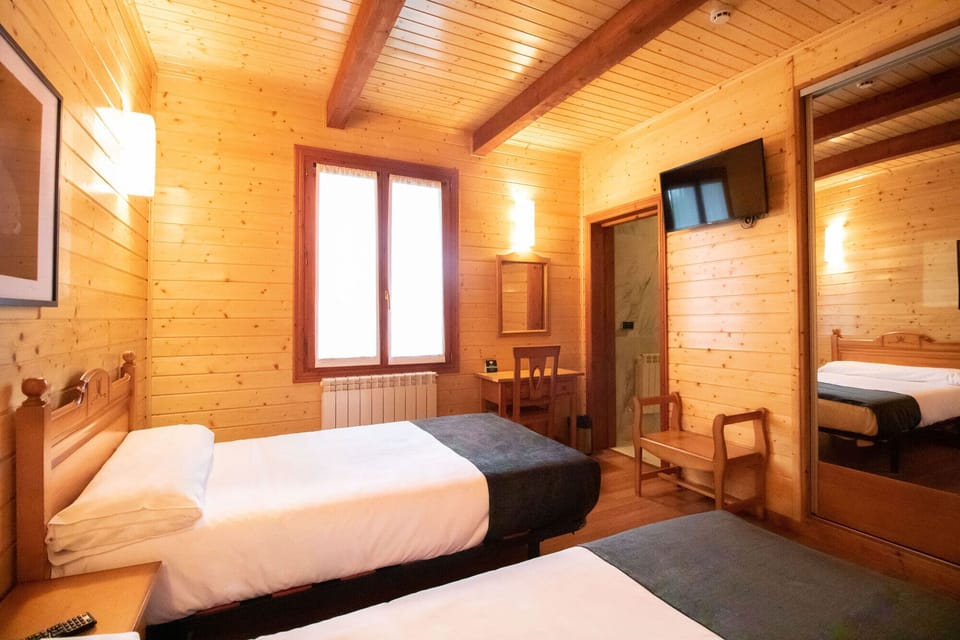 Standard Twin Room | Desk, soundproofing, free WiFi, bed sheets