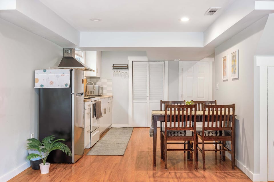 Open-concept dining and kitchenette area ideal for casual meals or late-night snacks.