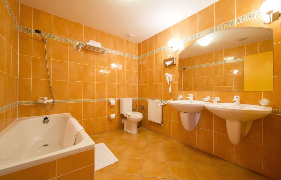 Standard Single Room | Bathroom | Deep soaking tub, free toiletries, hair dryer, towels