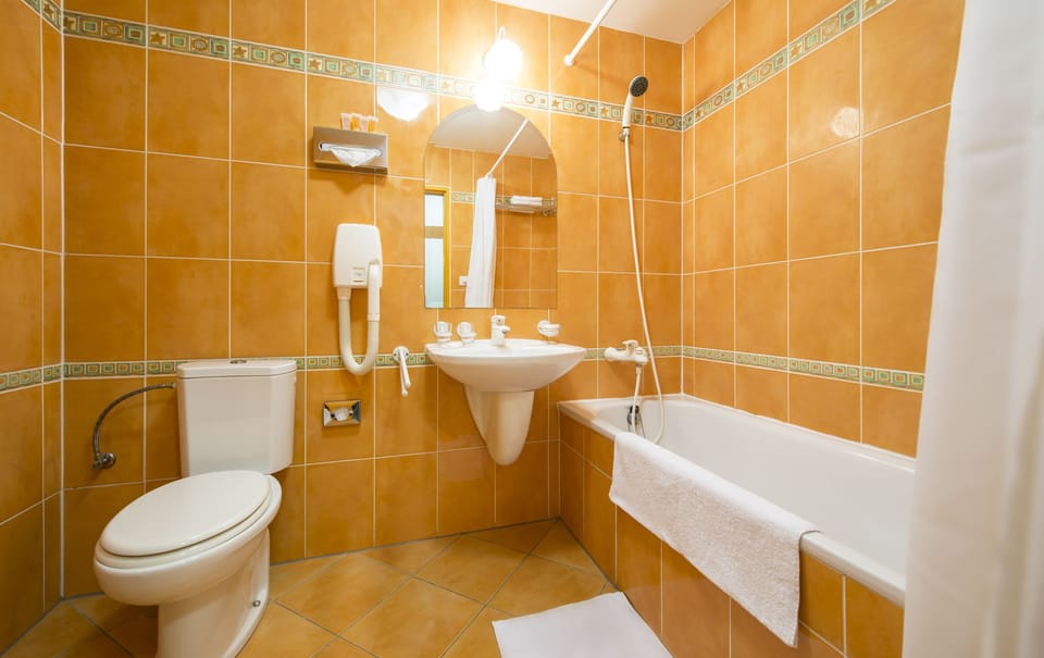 Standard Double or Twin Room | Bathroom | Deep soaking tub, free toiletries, hair dryer, towels