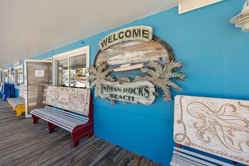 Shopping and food on Gulf Blvd