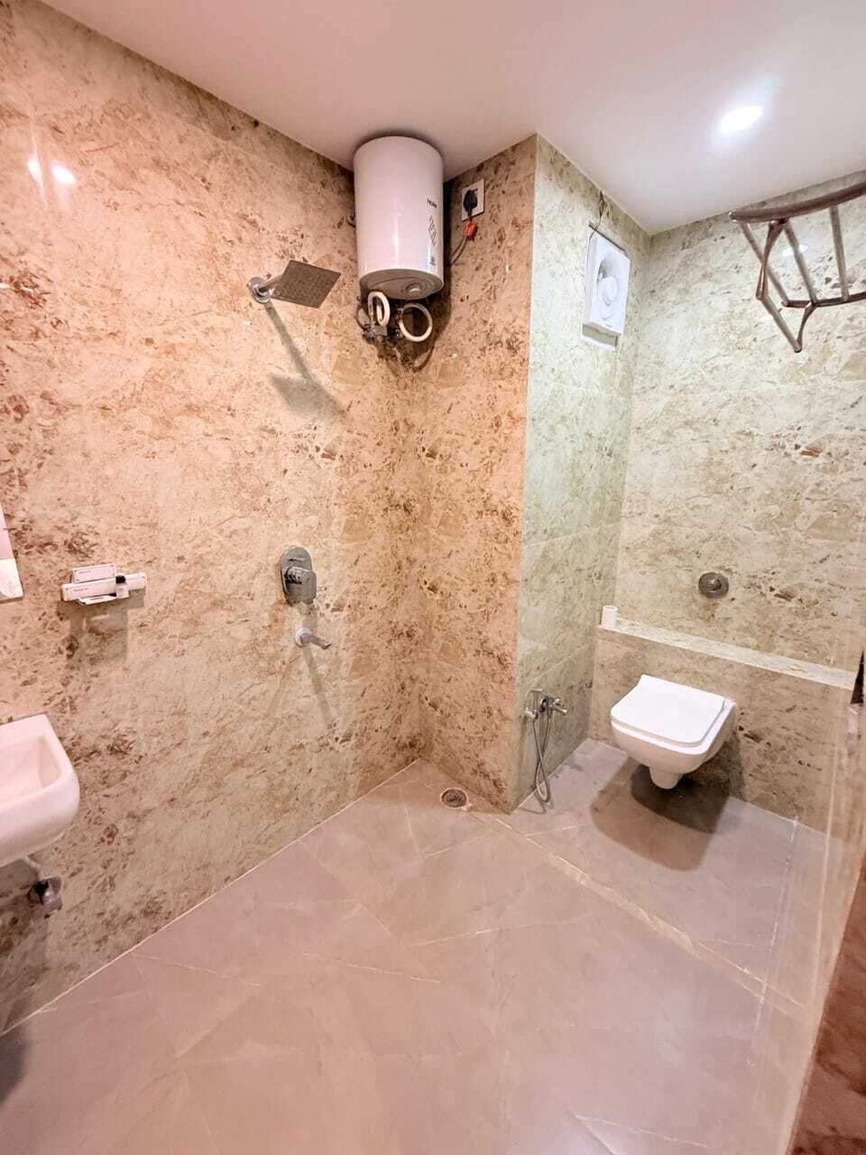 Deluxe Room | Bathroom | Shower, towels, soap, shampoo