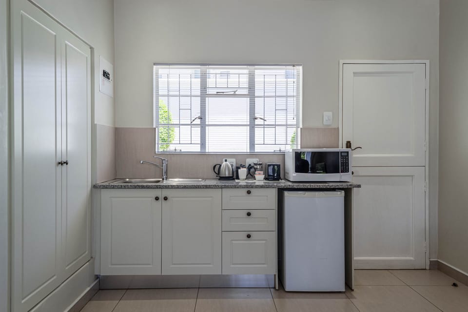 Vineyard Cottages - Excluding Lounge | Private kitchenette | Coffee/tea maker, electric kettle