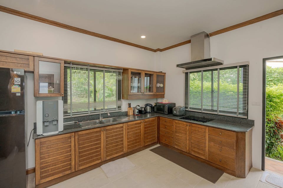 Villa (702) | Private kitchenette | Mini-fridge, microwave, coffee/tea maker
