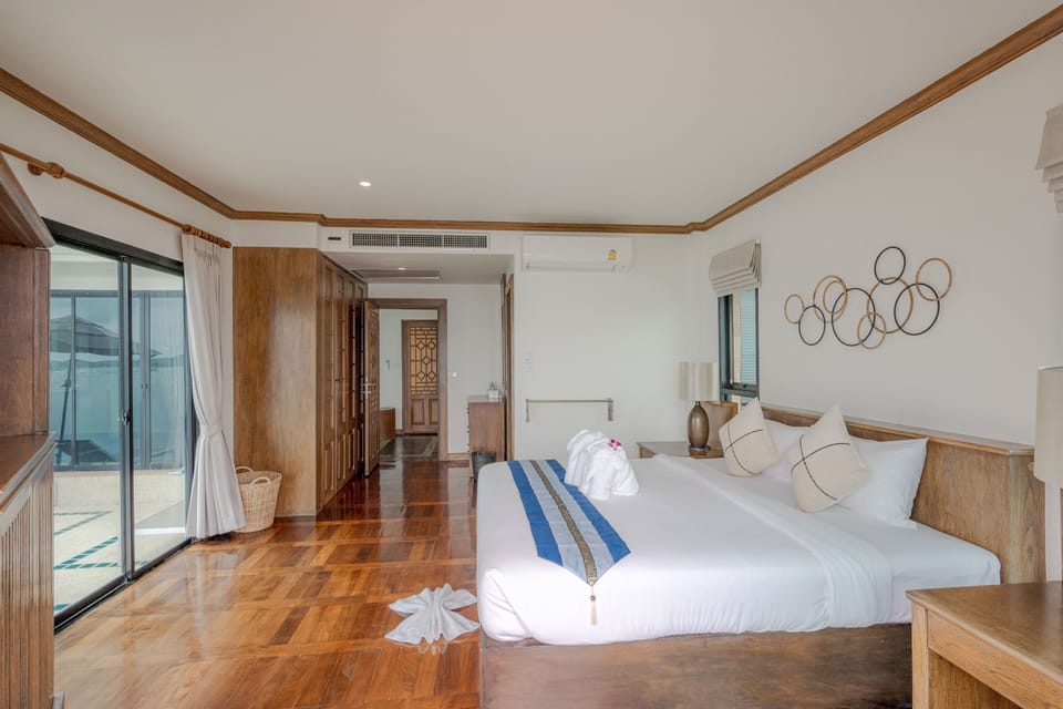 Villa (702) | Rollaway beds, free WiFi, bed sheets