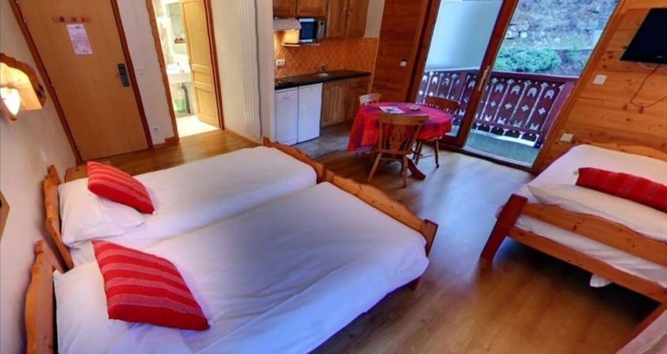 Triple Room | In-room safe, desk