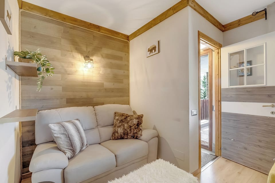 Family Apartment, 1 Bedroom, Microwave (Abeti Mountain View) | Living area | Smart TV