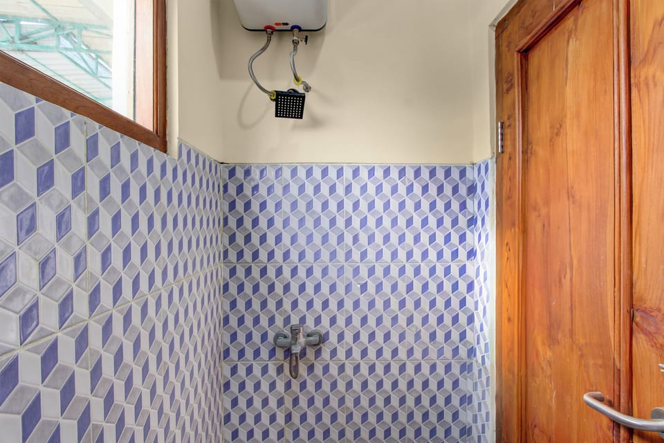 Standard Double Room | Bathroom
