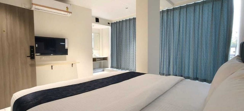 Luxury Room, 1 King Bed, Non Smoking | Free WiFi