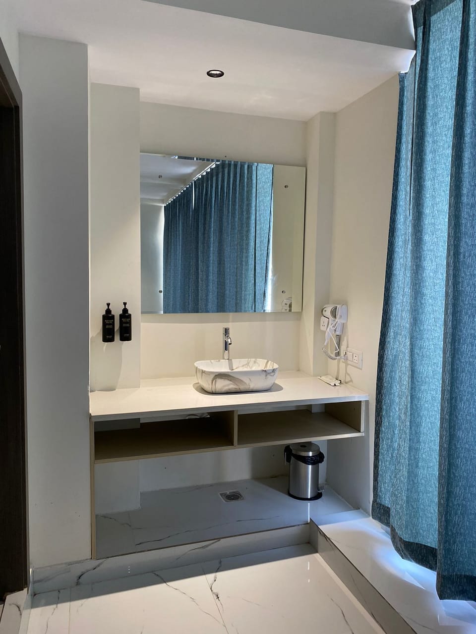 Luxury Room, 1 King Bed, Non Smoking | Living area