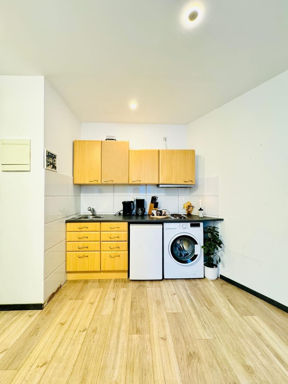 Basic Studio | Private kitchen | Mini-fridge, stovetop, cookware/dishes/utensils
