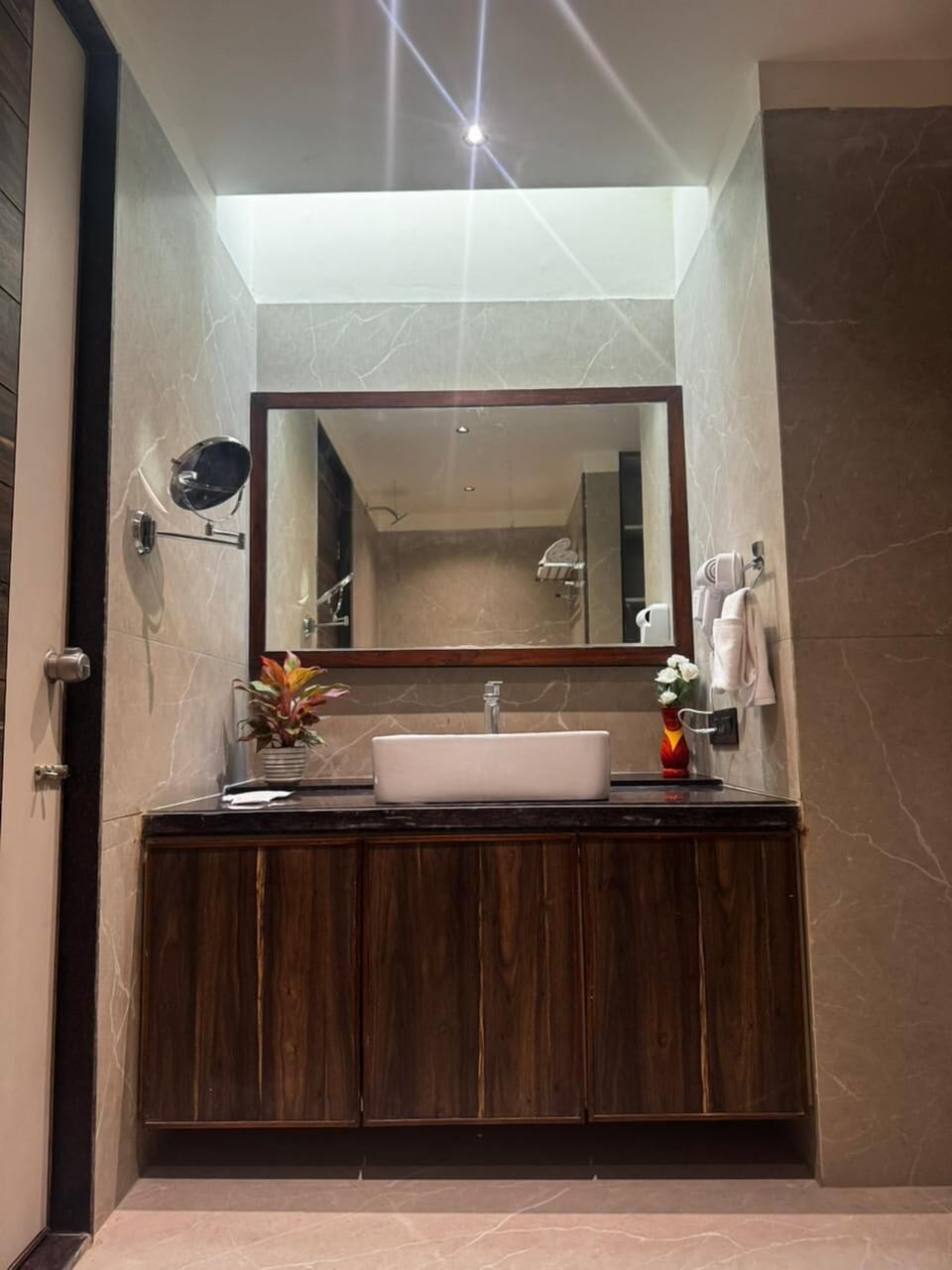 Studio Suite | Bathroom | Shower, free toiletries, towels, soap