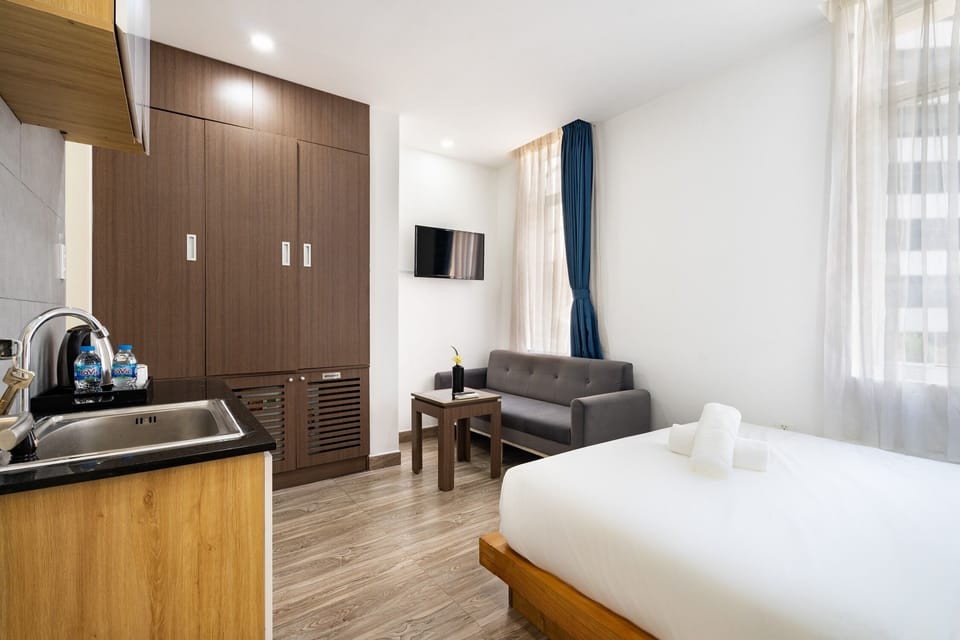 Deluxe Double Room | Minibar, individually furnished, desk, laptop workspace