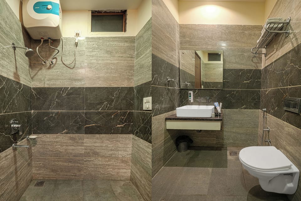 Deluxe Room | Bathroom | Shower, free toiletries, towels