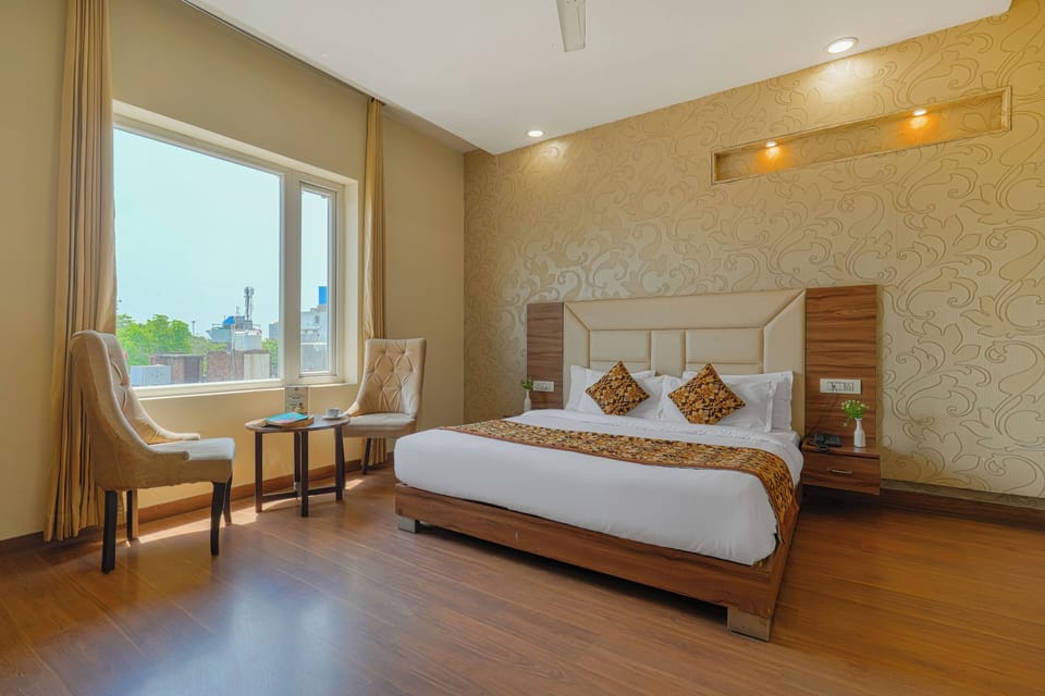 Luxury Room, City View | Living area | 32-inch Smart TV with cable channels
