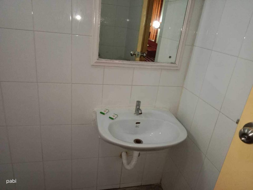 Deluxe Double or Twin Room, City View | Bathroom | Shower, towels