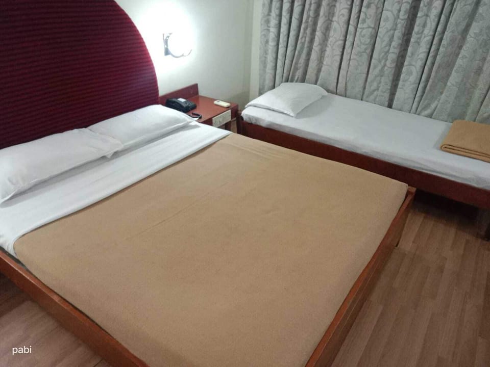Deluxe Quadruple Room | Desk, free WiFi