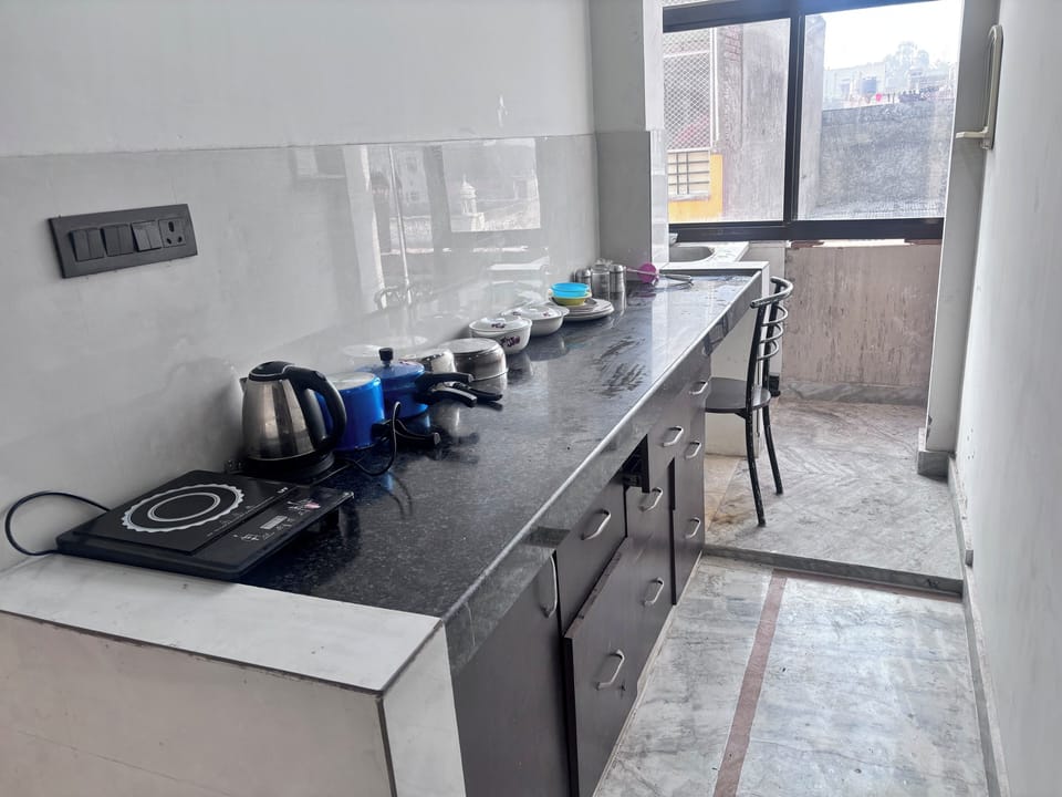 Oven, rice cooker, cookware/dishes/utensils