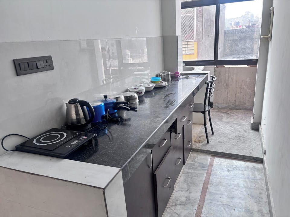 Standard Room, 1 Double Bed, City View | Shared kitchen facilities | Oven, rice cooker, cookware/dishes/utensils