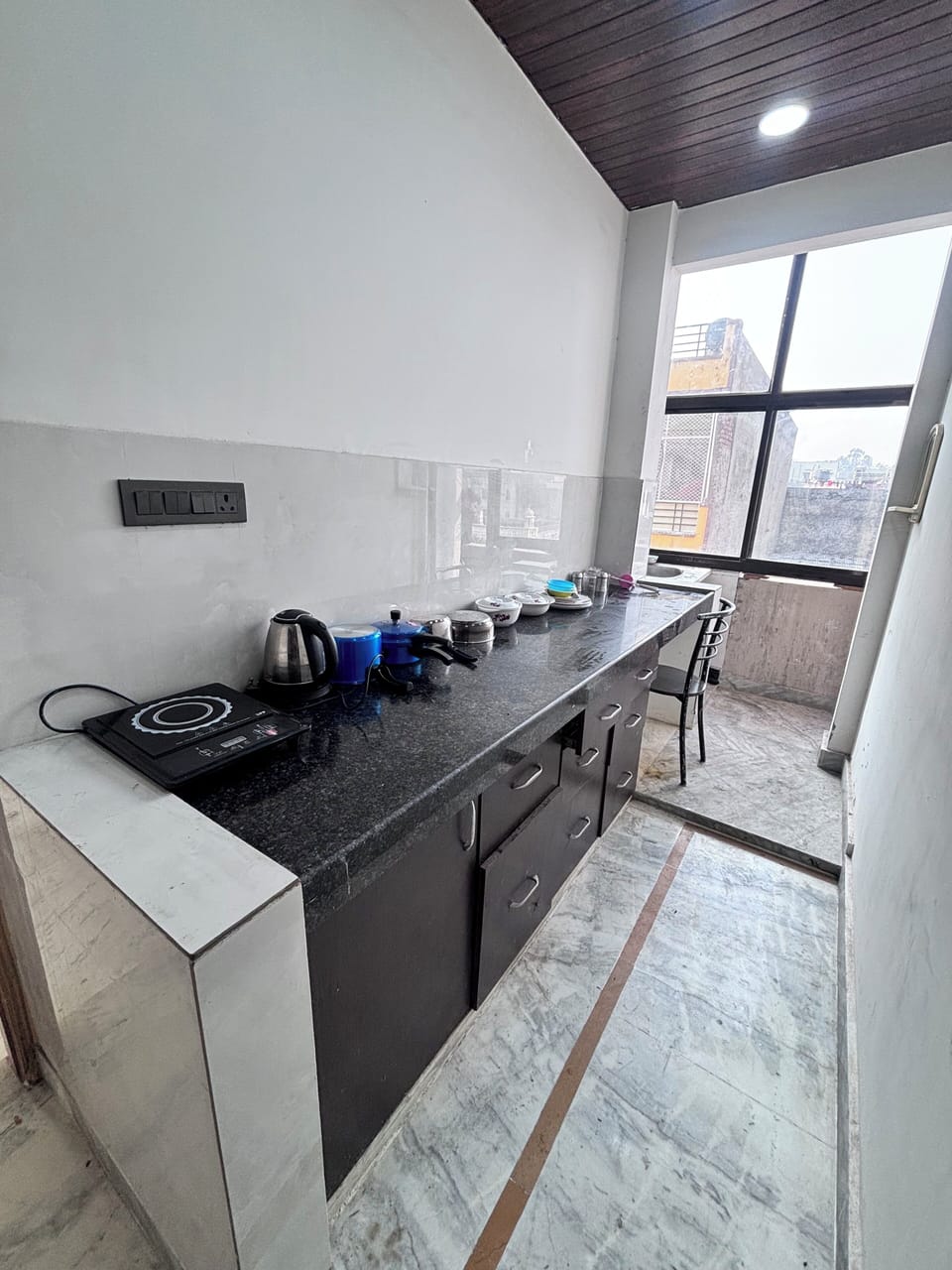 Oven, rice cooker, cookware/dishes/utensils