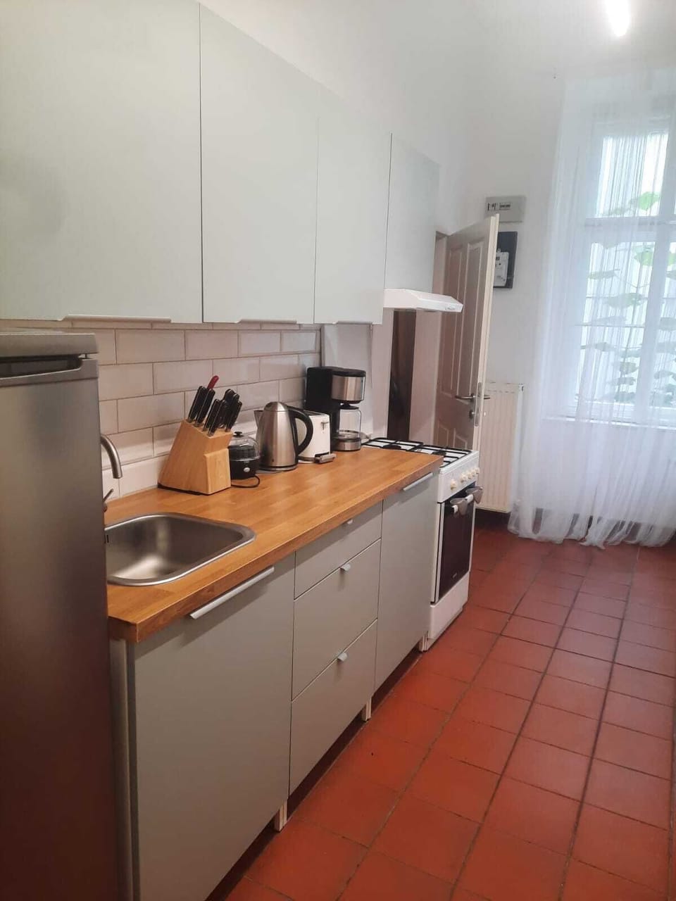 Basic Apartment | Private kitchen | Fridge, oven, stovetop, cookware/dishes/utensils