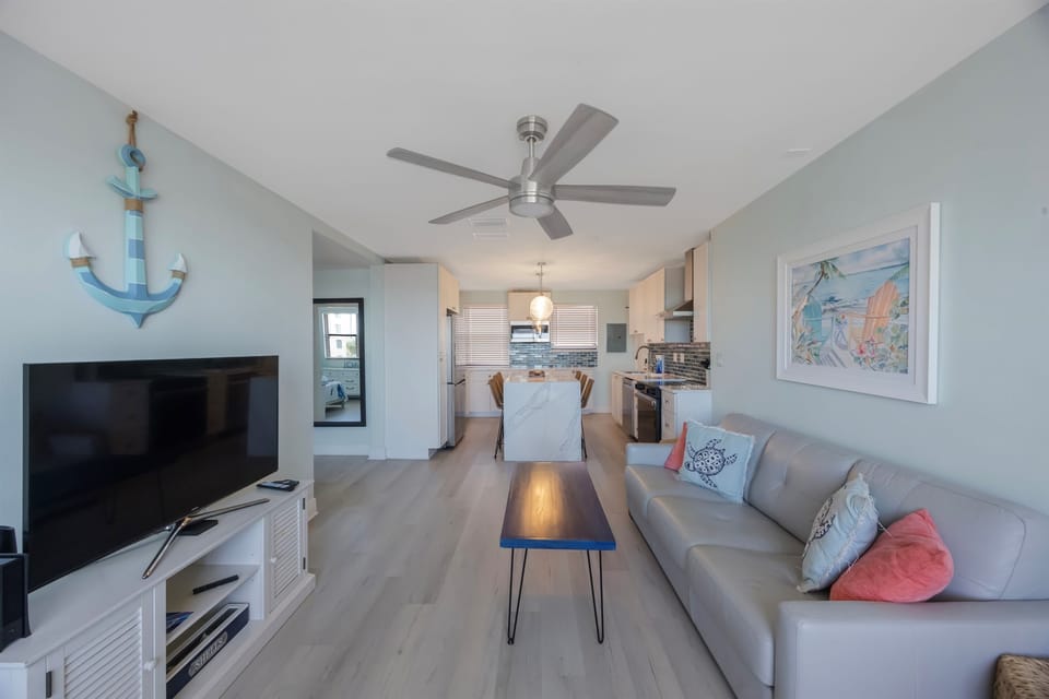 Living area and kitchen/dining