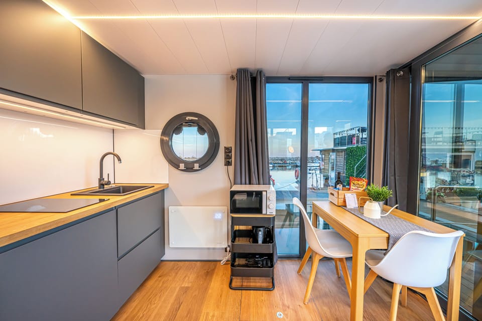 Luxury mobile home, balcony, sea views | Private kitchen | Fridge, microwave, stovetop, espresso maker