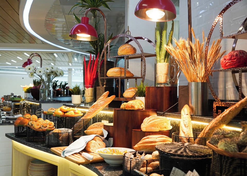 3 restaurants; breakfast, lunch, and dinner served