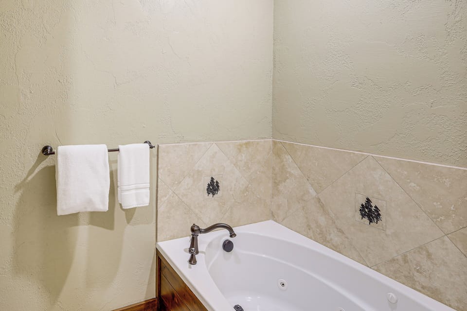 Walkable Condo in Dtwn Mccall! Lake View + Balcony Apartment in McCall