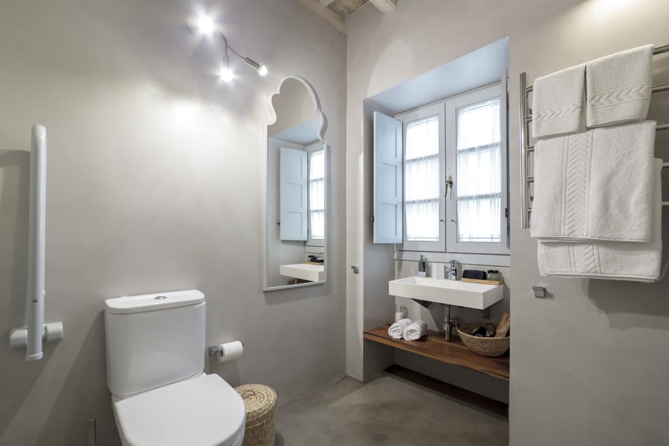 Double Room, Courtyard View (Courtyard) | Bathroom | Shower, rainfall showerhead, free toiletries, hair dryer