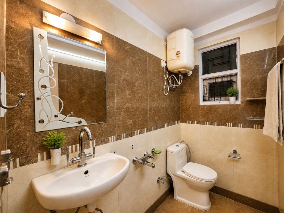 Superior Room | Bathroom | Shower, free toiletries, towels, soap