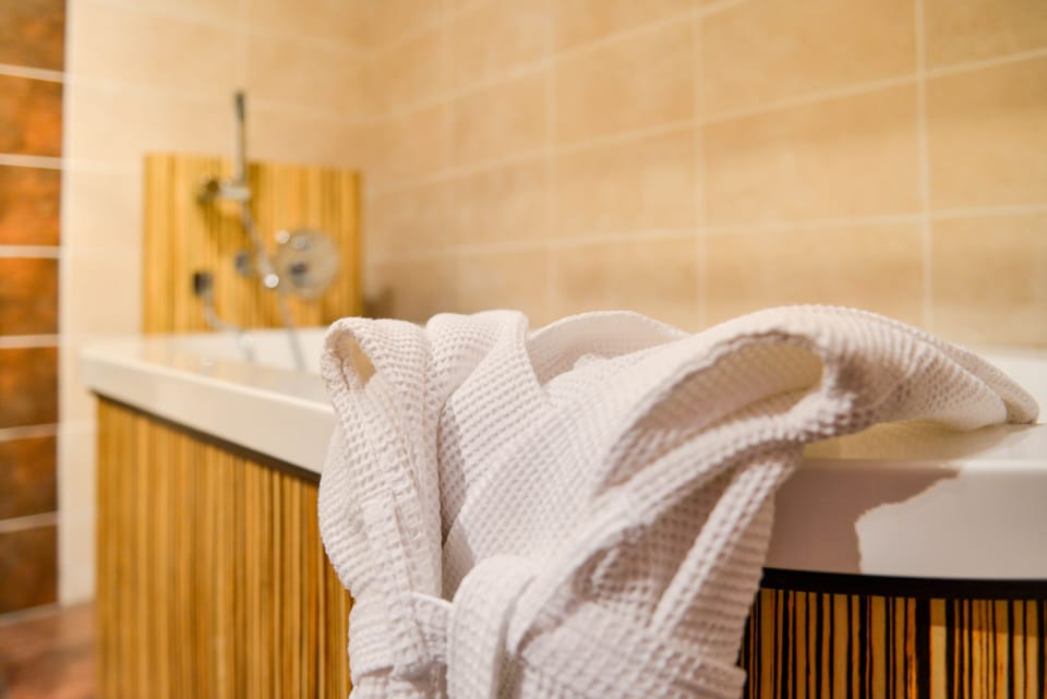 Suite (Prestige) | Bathroom amenities | Free toiletries, hair dryer, towels
