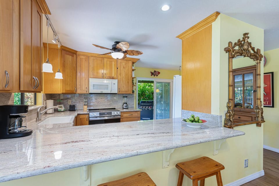 Large and spacious kitchen with peninsula