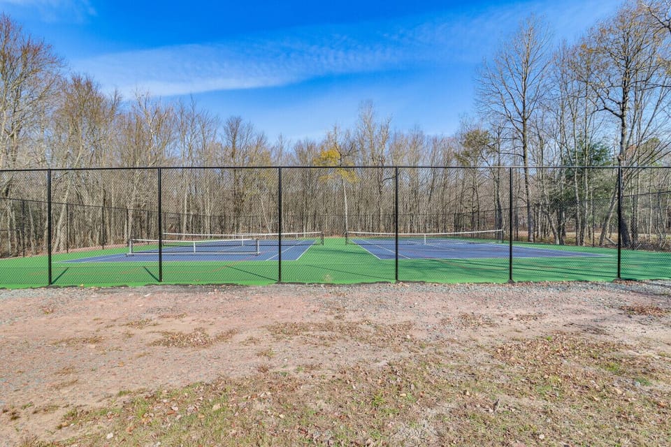 Community Amenities | Outdoor Courts and Shared Recreation Areas