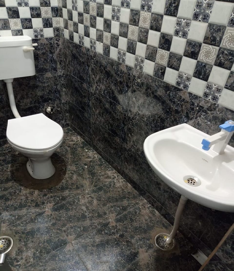 Basic Room | Bathroom | Shower, hydromassage showerhead, bathrobes, towels