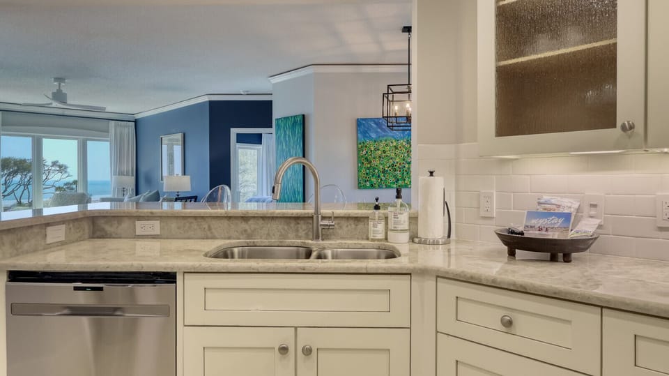 Fully Equipped Modern Kitchen with Full-Size Appliances