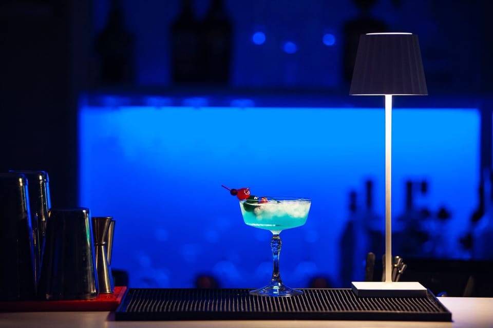 Poolside bar