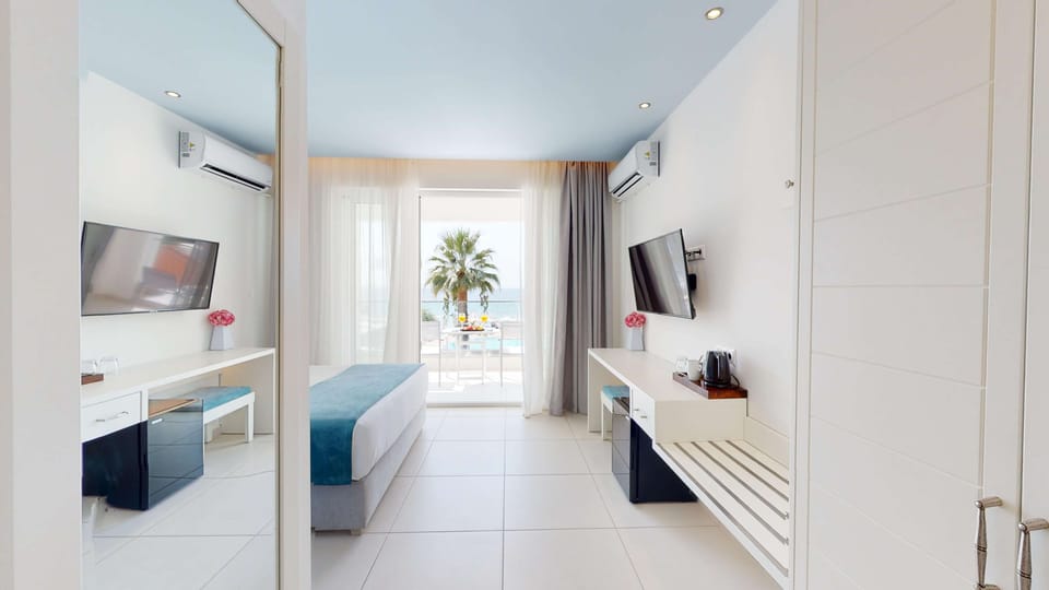 In-room safe, free WiFi, bed sheets