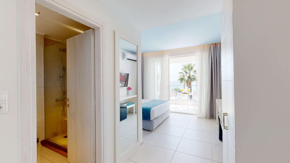 In-room safe, free WiFi, bed sheets