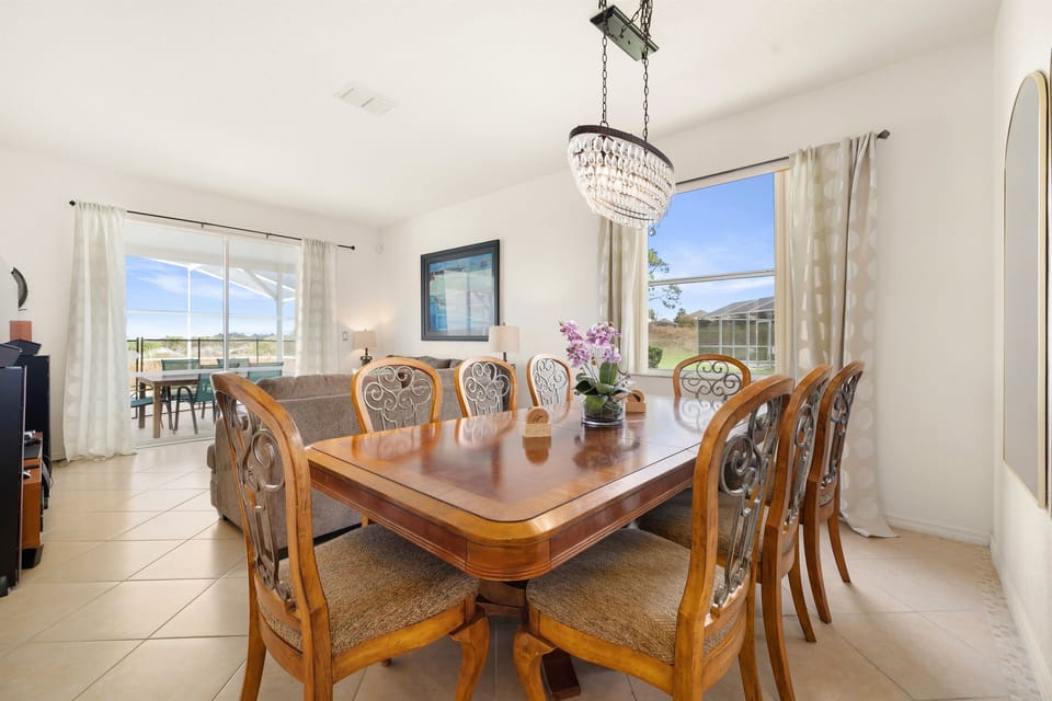 The dinig table has seating for six.